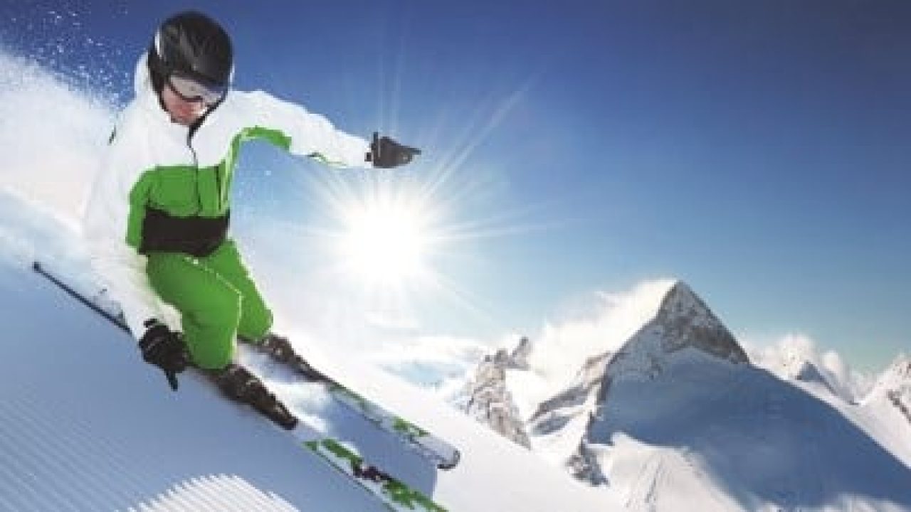 Gafas de esquí en la nieve primer plano fondo de montaña recreación activa  deportes de invierno en los rayos del sol