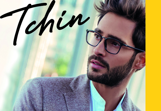 Homme portant des lunettes
