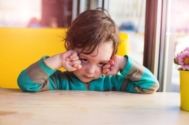 ¿Por qué mi hijo se frota los ojos a menudo?