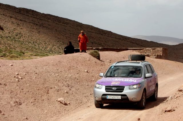 La Fundación Alain Afflelou participa en el proyecto solidario “El desierto de los niños” y traslada a 4 ópticos a Marruecos para revisar la vista a los niños de la zona