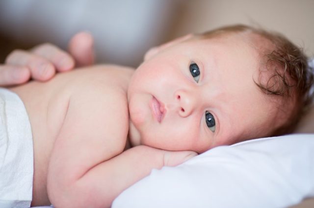 ¿Cuáles son las etapas en la visión de un bebé?